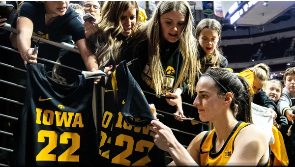 Iowa vs. Illinois highlights: Caitlin Clark notches triple-double, draws closer to scoring record