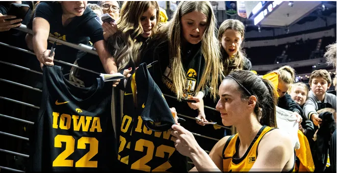 Iowa vs. Illinois highlights: Caitlin Clark notches triple-double, draws closer to scoring record